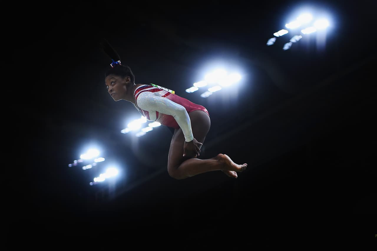 Un vuelo de Simon Biles durante un ejercicio en la barra de equilibrio.