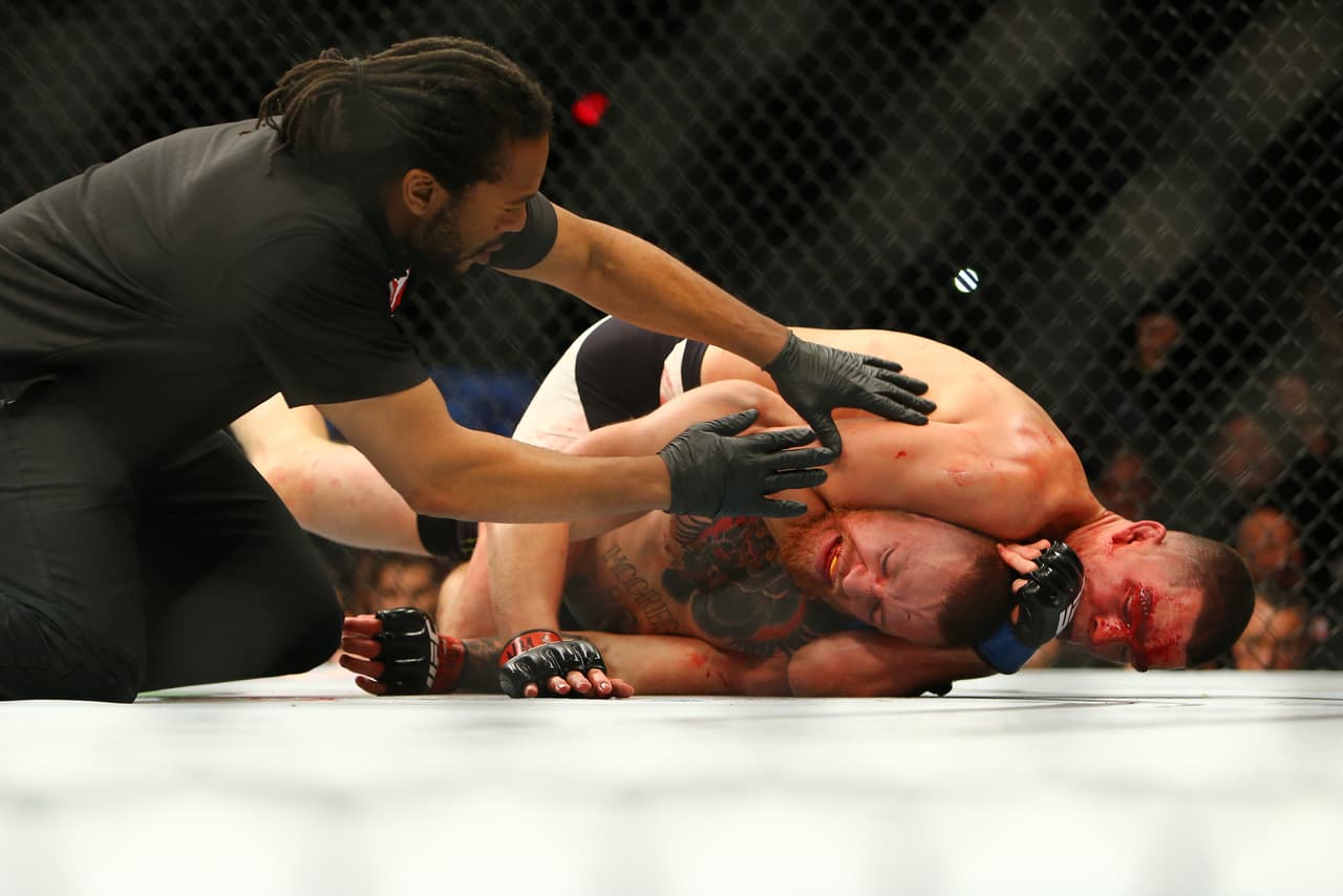 Nate Diaz sorprendió al mundo al derrotar por sumisión en el segundo round a Conor McGregor. El irlandés dominó con patadas y puños pero fue superado en la lucha para perder ante una multitud emocionada e incredula.
