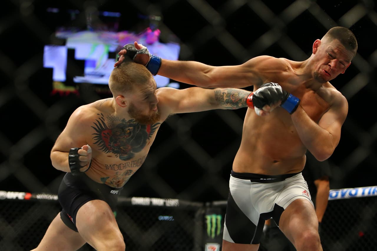 Nate Diaz sorprendió al mundo al derrotar por sumisión en el segundo round a Conor McGregor. El irlandés dominó con patadas y puños pero fue superado en la lucha para perder ante una multitud emocionada e incredula.