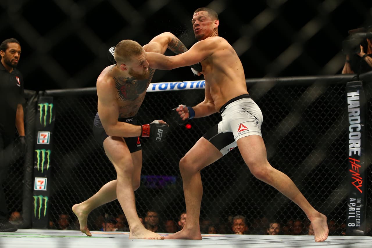 Nate Diaz sorprendió al mundo al derrotar por sumisión en el segundo round a Conor McGregor. El irlandés dominó con patadas y puños pero fue superado en la lucha para perder ante una multitud emocionada e incredula.