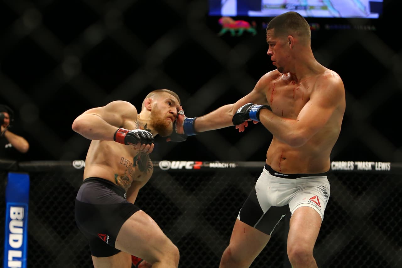 Nate Diaz sorprendió al mundo al derrotar por sumisión en el segundo round a Conor McGregor. El irlandés dominó con patadas y puños pero fue superado en la lucha para perder ante una multitud emocionada e incredula.