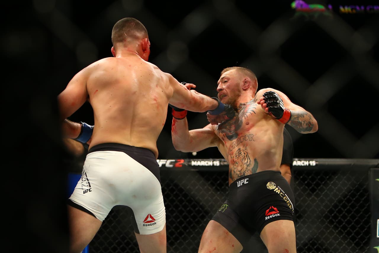 Nate Diaz sorprendió al mundo al derrotar por sumisión en el segundo round a Conor McGregor. El irlandés dominó con patadas y puños pero fue superado en la lucha para perder ante una multitud emocionada e incredula.