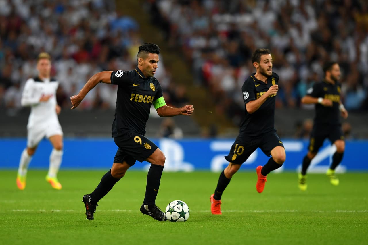 El colombiano Falcao García también fue tentado por el fútbol de China, que le ofrecía ser uno de los mejores pagados del mundo. No obstante, el goleador prefirió seguir en Mónaco.