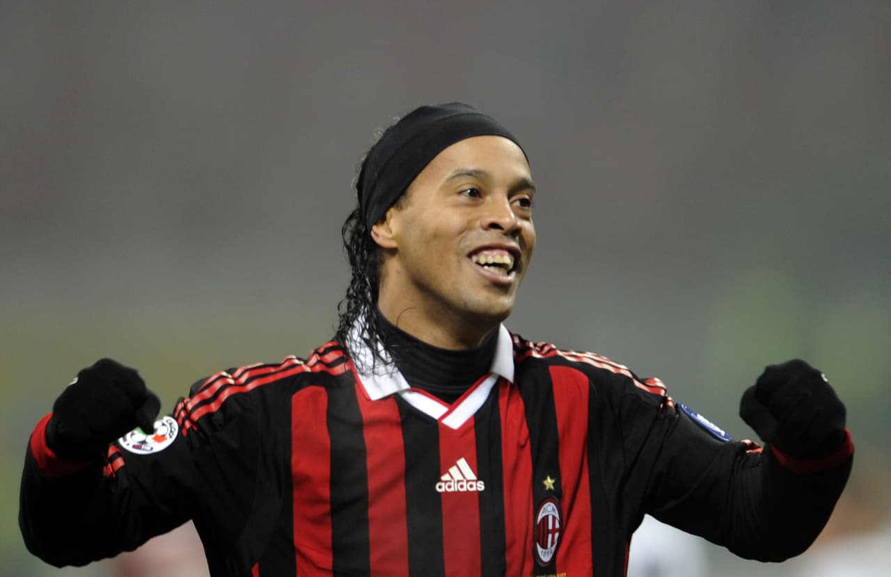 Ronaldinho salió del Barcelona en 2008 y pasó al Milán, donde estuvo tres años sin volver a tener el brillo de otras épocas. Incluso, se quedó por fuera de Sudáfrica-2010. No obstante, fue campeón de la Serie A en 2011.