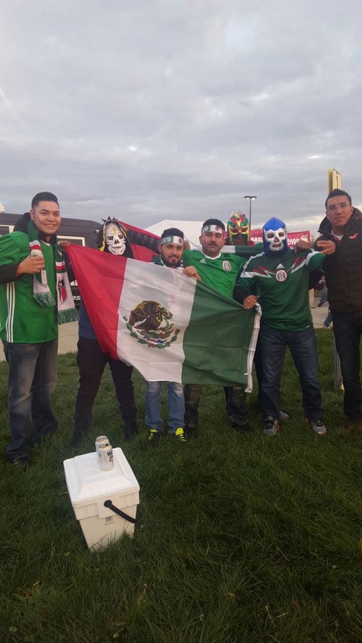 Banderas, jerseys y máscaras de luchador... el tradicional color azteca.