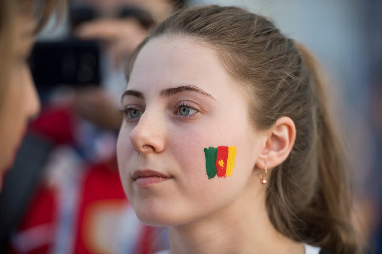 ...y banderas camerunenses, para los propios y extraños que apoyaron al equipo africano.