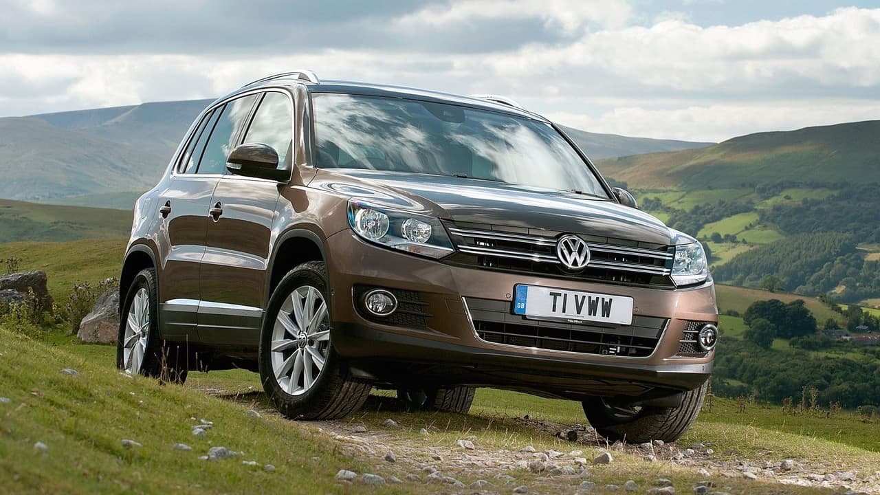 <b>SUV/Crossover pequeña: Volkswagen Tiguan 2014</b>
<br>La crossover compacta de Volkswagen se impuso como el auto más confiable en uno de los segmentos más candentes del marcado automotriz estadounidense. La tiguan obtuvo 4 estrellas en la ‘confiabilidad del motor’ y 3 en ‘funciones y accesorios’ pero obtuvo 5 estrellas en las demás. Las finalistas fueron la Buick Encore, la Hyundai Tucson, la MINI Countryman y la Kia Sportage.