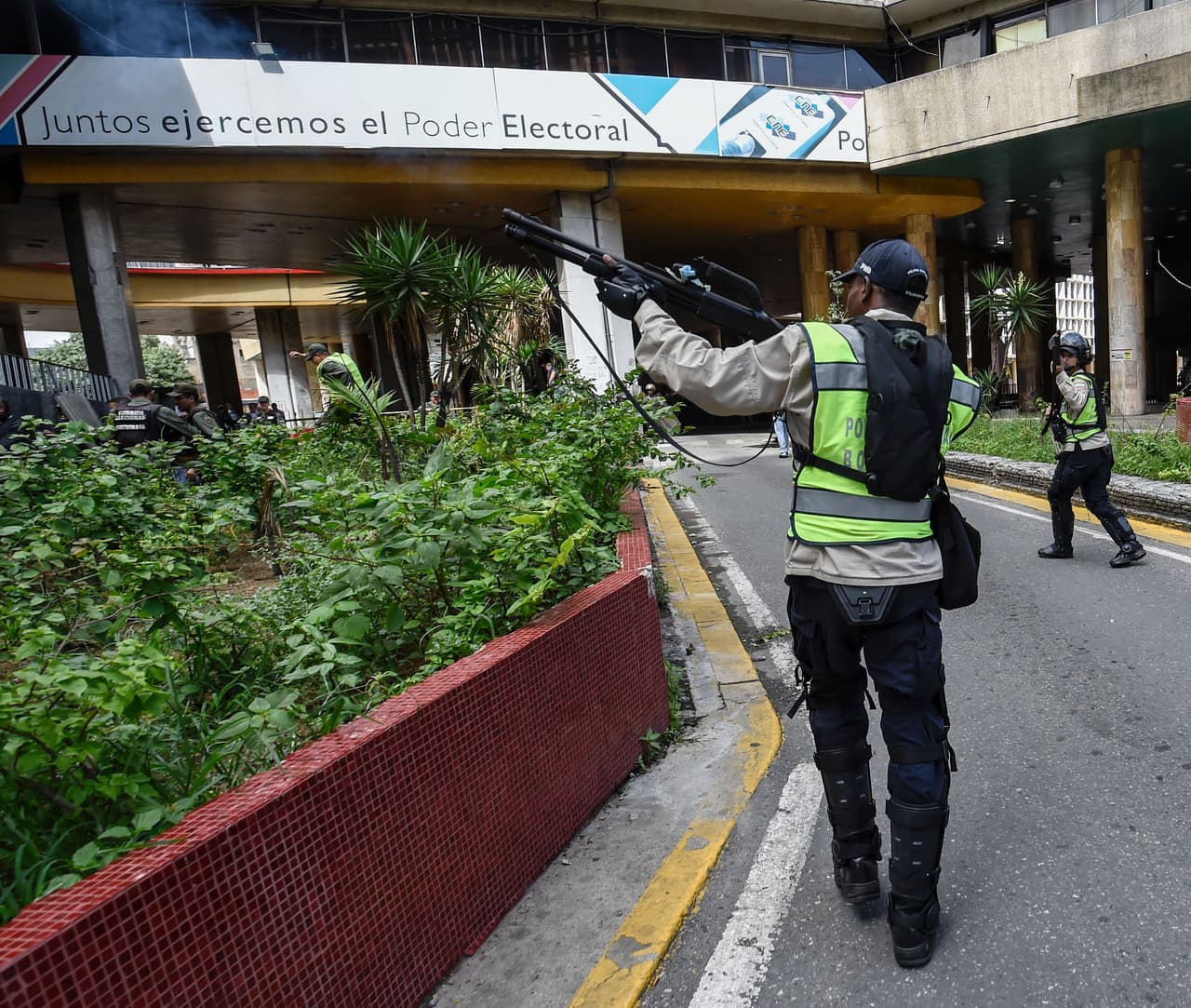 Los diputados se trasladaron al CNE para exigir una respuesta formal sobre el proceso de validación y verificación de las firmas con las que iniciaron hace más de un mes la solicitud del referendo revocatorio.