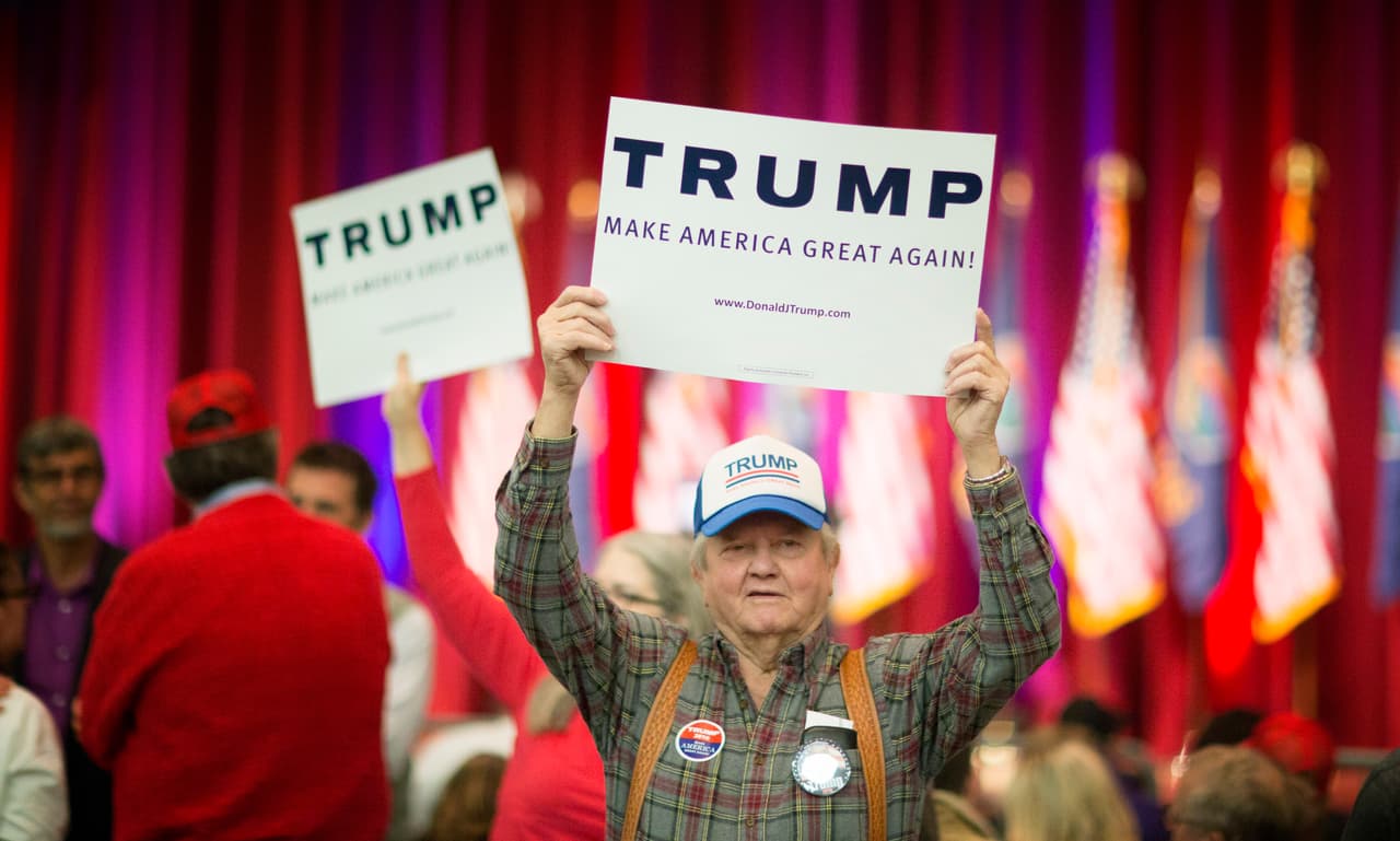 Un hombre muestra su apoyo por Trump durante un evento en Kansas