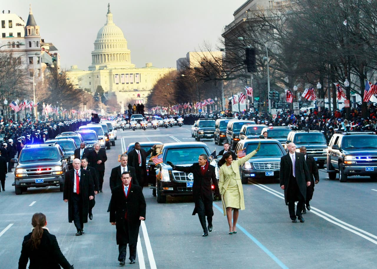 El presidente Barack Obama y su esposa Michelle desfilan por la Avenida Pensilvania el 20 de enero de 2009 escoltados por la segunda versión de ‘La Bestia’. Nadie fuera del Servicio Secreto conoce los dispositivos de seguridad y defensa de esta fortaleza de ventanas anti-balas de cinco centímetros de espesor, y que no tiene ranura para llaves.