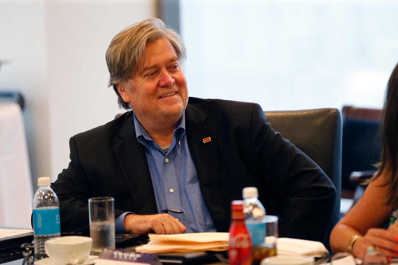 Stephen Bannon, que preside la campaña de Trump, también estuvo en el encuentro para que el mensaje republicano se difunda mejor entre el electorado hispano.