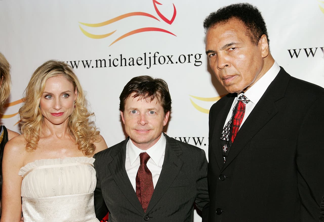 Ali con Michael J. Fox y su esposa en 2006