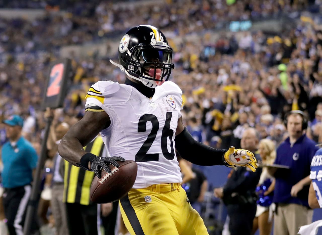 Pittsburgh Steelers running back Le'Veon Bell celebrates after scoring during the first half an NFL football game against the Pittsburgh Steelers Thursday, Nov. 24, 2016, in Indianapolis. (AP Photo/Darron Cummings)