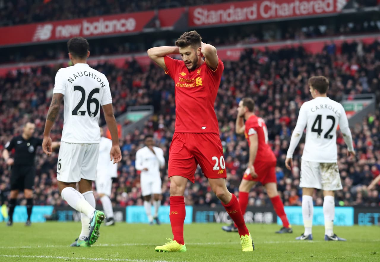 El inglés Adam Lallana es muy veloz y muy disciplinado. Es titular para Jürgen Klopp, pero le falta esa "creatividad" muy necesaria en los extremos. Por ello el Liverpool ha cedido muchos puntos en la Premier.