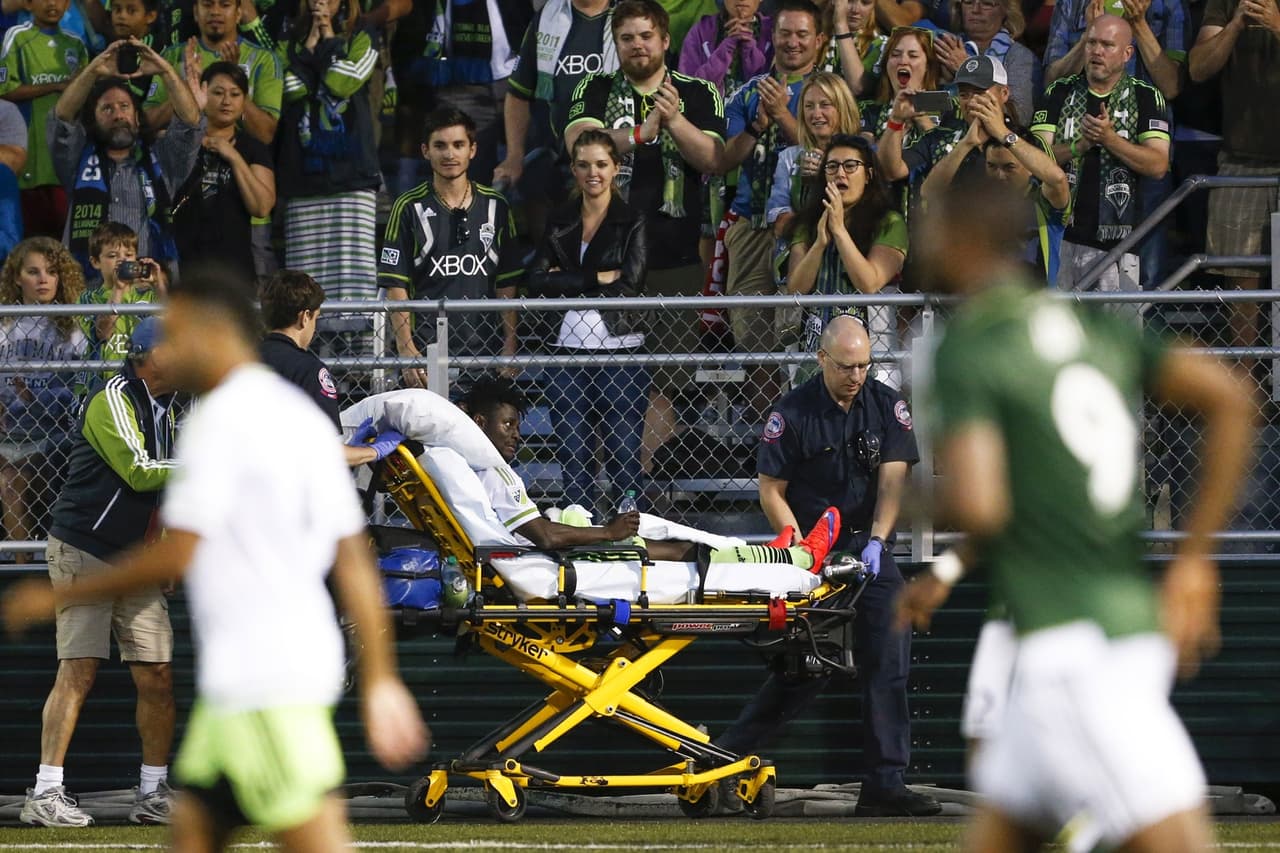 El nigeriano Martins abandona la cancha en camilla ante Portland.