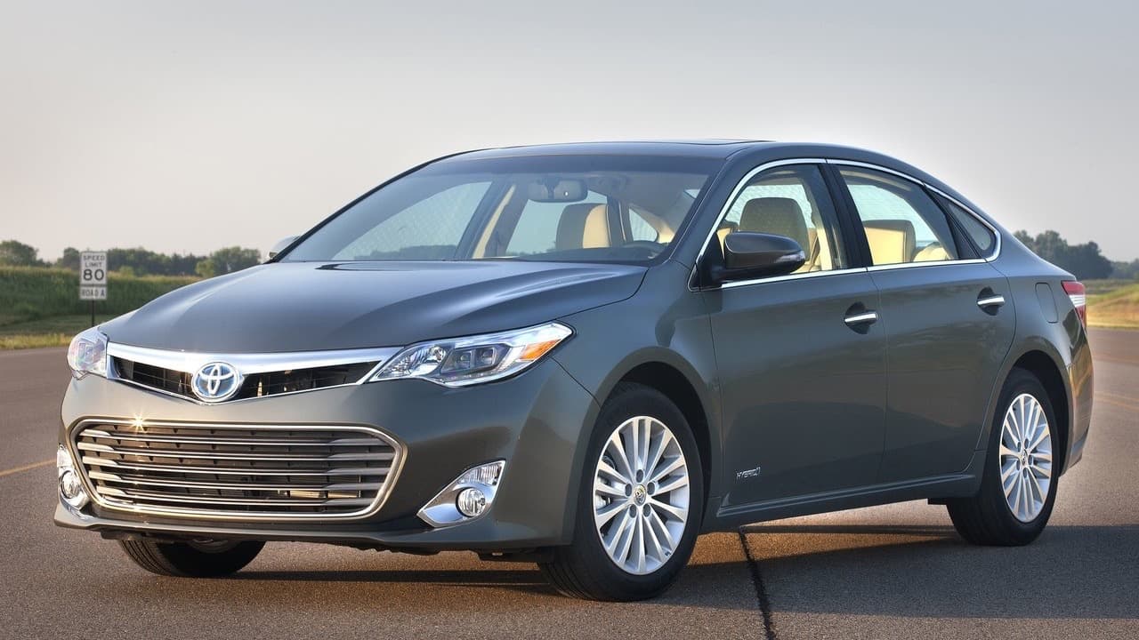 <b>Auto grande: Toyota Avalon 2014</b>
<br>Esta categoría, que una vez fue la más popular de la nación hoy se ve reducida a su mínima expresión, sin embargo aún hay competencia. Aquí Avalon, el anónimo sedán grande de Toyota, se impuso sin problemas a pasar de haber obtenido solo 4 estrellas en el apartado de ‘carrocería y cabina’ y apenas 3 en el de funciones y accesorios. Los finalistas fueron el Buick LaCrosse, el Kia Cadenza, el Nissan Máxima y el Ford Taurus.