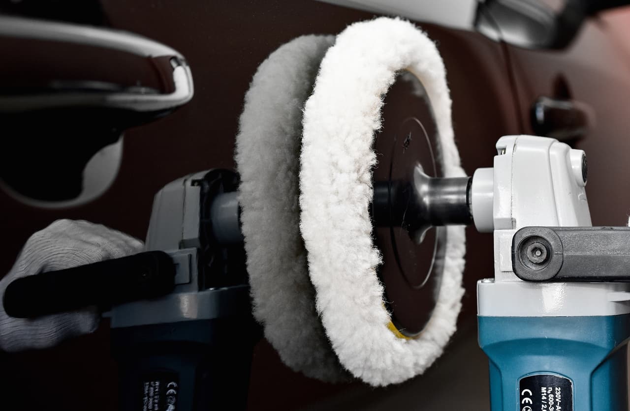 <b>3. La almohadilla</b>:
<br>
<br>- Hay que
<b>enjuagar la almohadilla con frecuencia</b> para evitar que se empegoste con la pulitura ya que esta situación hará que pierda efectividad y puede dejar marcas.
<br>- Evita la tentación de afincar la almohadilla sobre superficies complicadas, invierte el tiempo necesario para lograr un resultado similar al de las superficies más planas y simples.
<br>