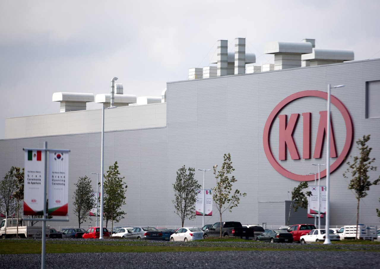 <b>Planta de Ensamble Pesquería Kia</b>
<br>Ubicación: Pesquería, Nuevo León. México.
<br>Establecida en 2016.
<br>Productos exportados a Estados Unidos:
<b>Kia Forte</b>.
<br>Capacidad anual: 300,000 unidades
<br>