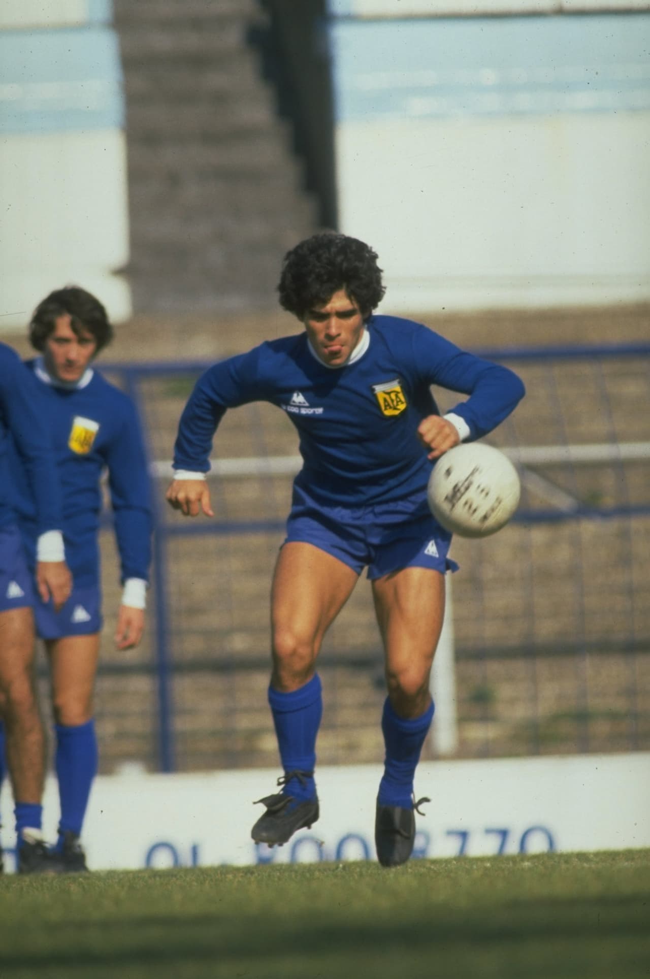 Aunque fue borrado de la lista de Argentina para el Mundial del 78, en su país, Diego Armando Maradona ya estaba en el radar de la prensa por su excelente calidad con el balón, demostrada en ese entonces con Argentinos Juniors.