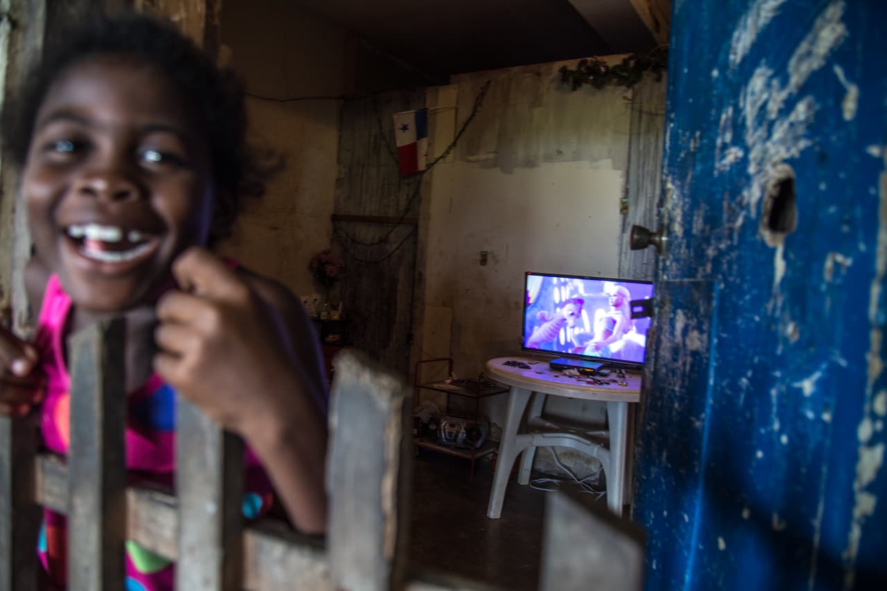 Enasareth Miño sonríe a la cámara. A sus espaldas, madera y concreto a punto de ceder: la constante de las viviendas en Coco Solo.