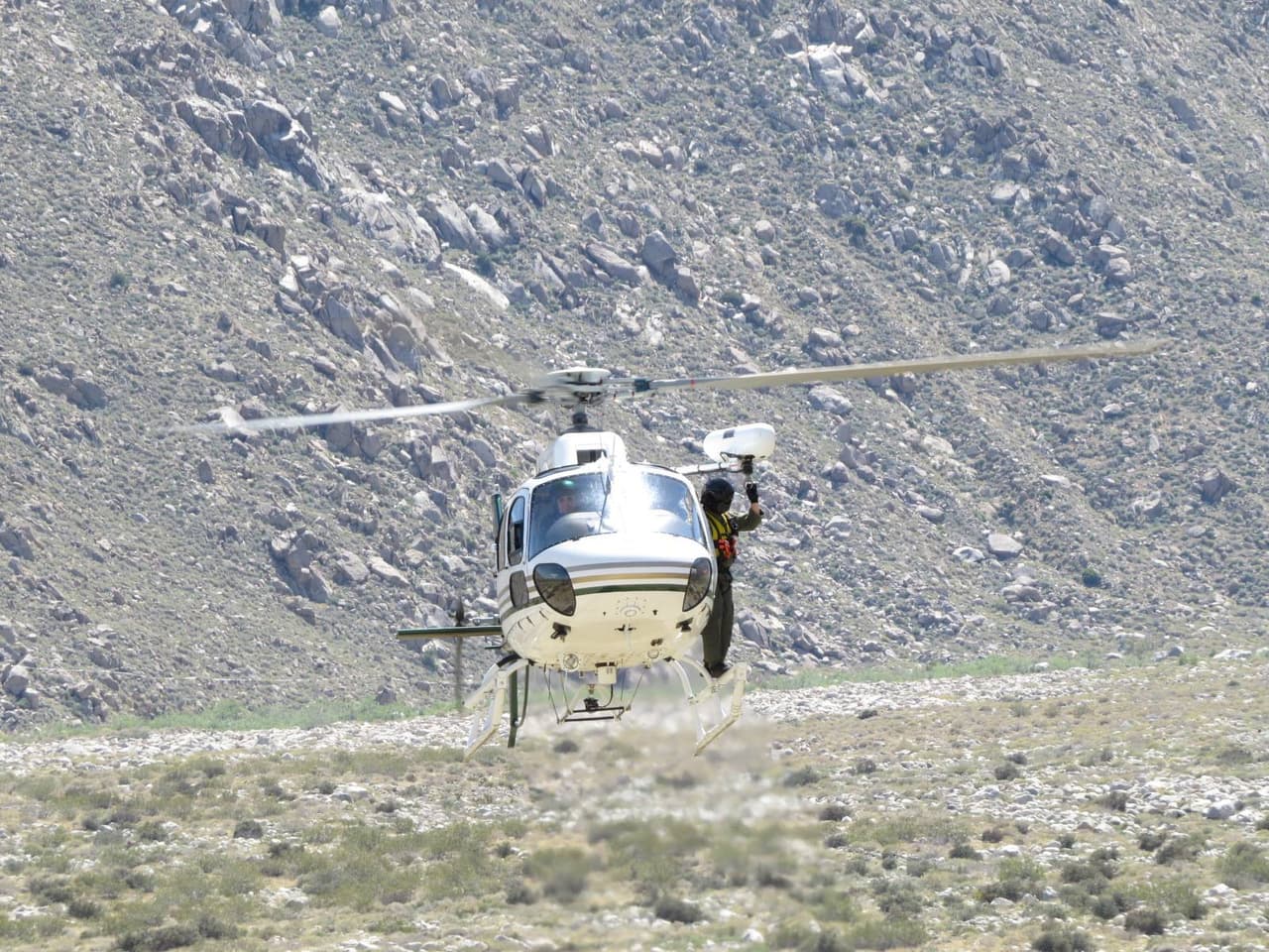 El helicóptero del Departamento del Sheriff de Riverside sobrevuela el lugar.