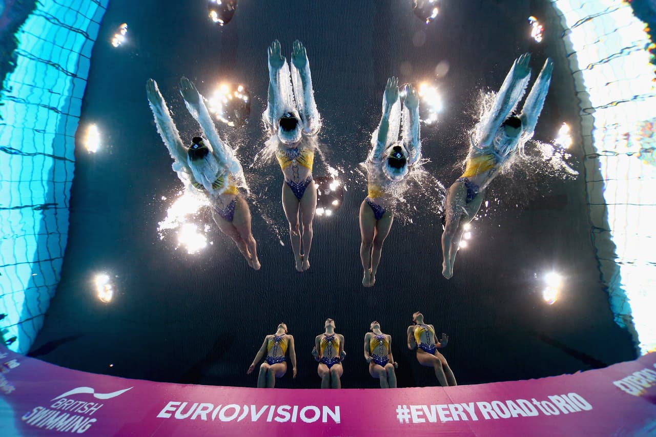 Con cuatro de las nadadoras del equipo en agua y otras cuatro listas para su lanzamiento, esta imagen muestra en acción al equipo de nado sincronizado de Francia en el Campeonato Europeo de Natación.