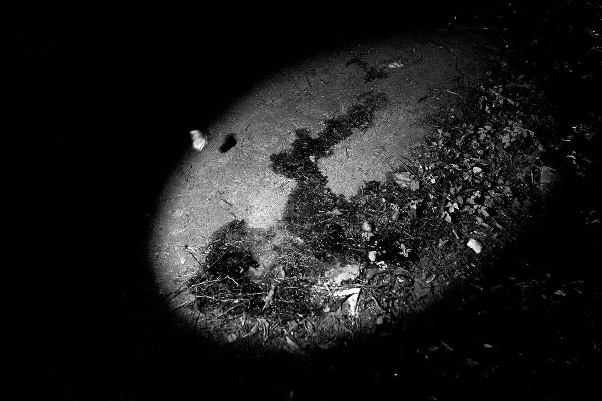 Restos de sangre humedecen la tierra cerca de la carretera panamericana entre El Salvador y Santa Ana tras el asesinato de un hombre la noche del 25 de mayo. El lugar donde ocurrieron los hechos y el tipo de heridas por arma de fuego llevaron a los investigadores a presumir que se trató de una ejecución que encaja con el proceder de las pandillas. El Salvador cerró 2016 con 5,278 homicidios (14.4 diarios) con una tasa de 81,2 por cada 100,000 habitantes. El Salvador lidera las tasas de violencia en la región de Centroamérica, considerada la más violenta del mundo.