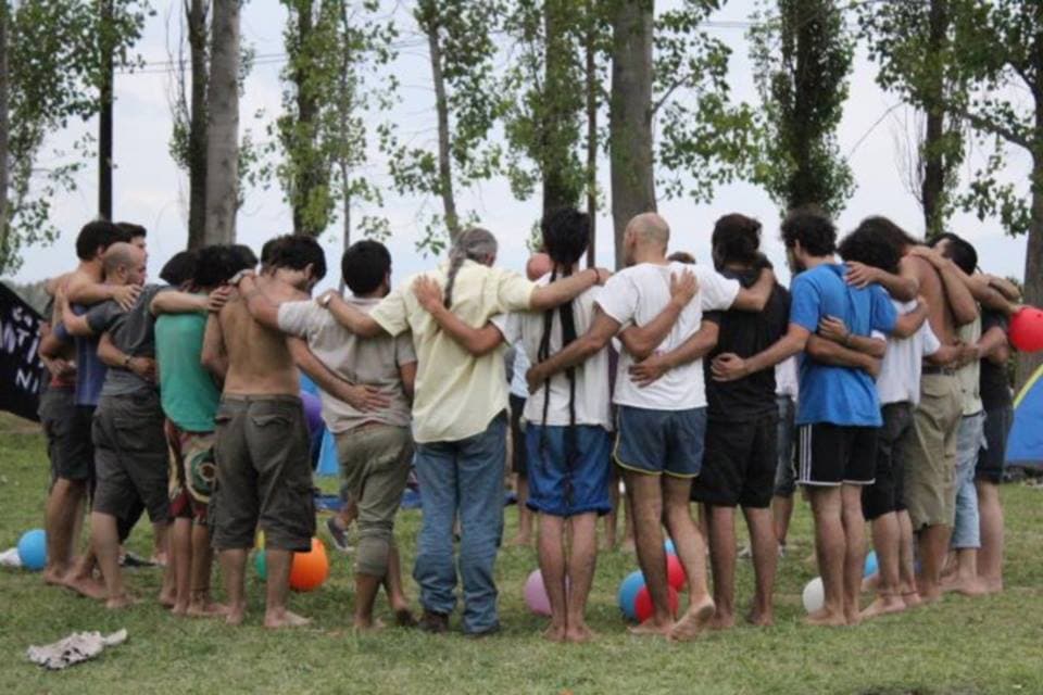 Este grupo anti machista se piensa como parte responsable de la violencia hacia las mujeres e identidades trans y del sistema desigual de distribución de poder entre los géneros...