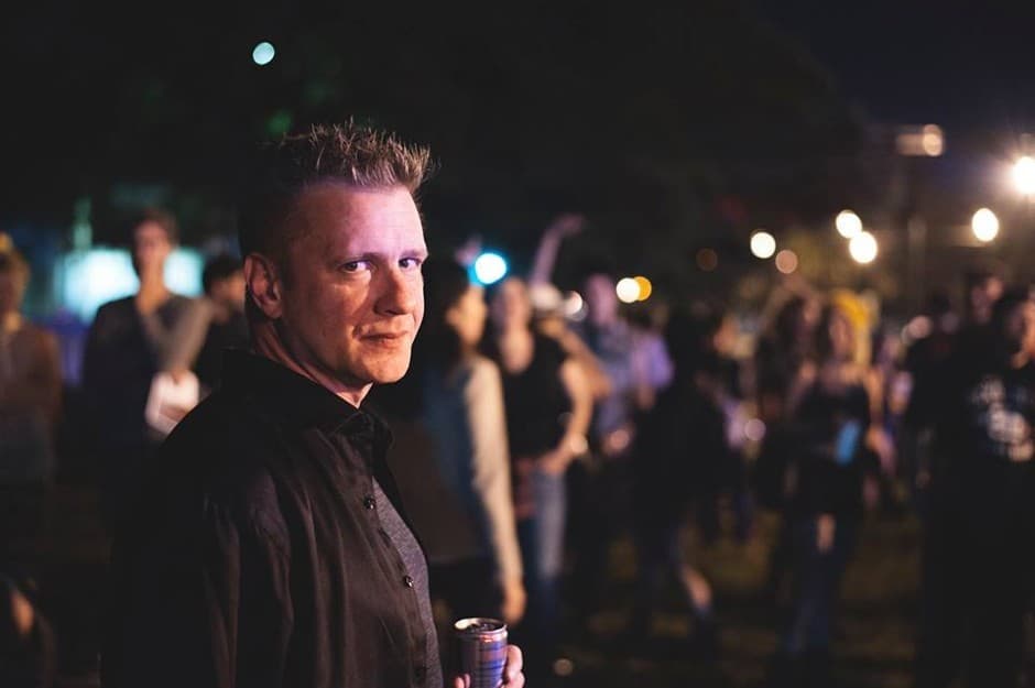 Un hombre llamado Charles, defensor de los monumentos confederados y nativo de Nueva Orleans, mira a la cámara. "Estoy aquí para lamentar y decir adiós al monumento a Jefferson Davis", dijo.