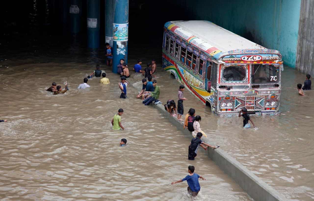 Una calle inundada de Karachi, Pakistán. Esta zona del continente asiático sufre frecuentes inundaciones en la denominada temporada de monzones, entre junio y septiembre. Sin embargo, las agencias humanitarias reportan que la situación es peor este año con miles de aldeas aisladas y personas sin comida ni suministro de agua durante días.