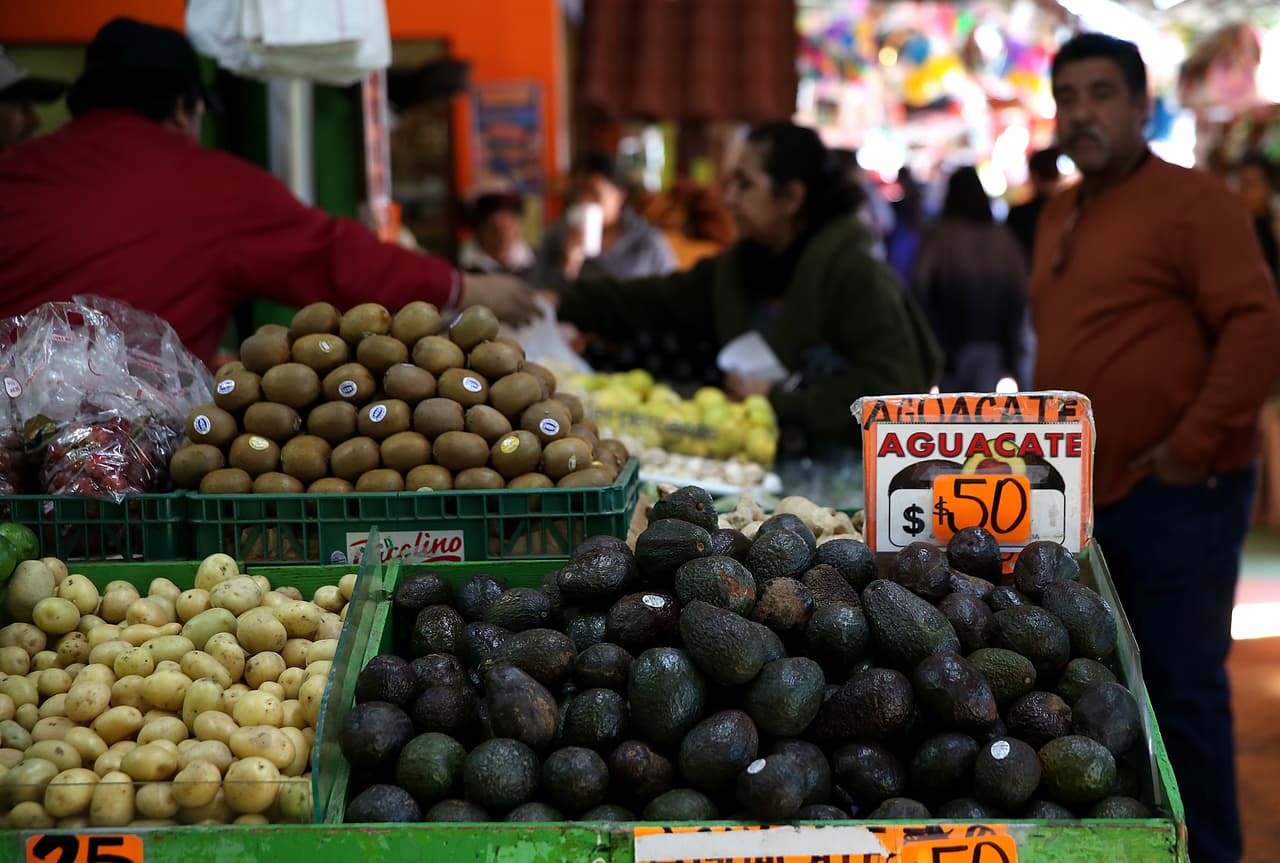 Venta de aguacates en el Mercado de Hidalgo en Tijuana, México.