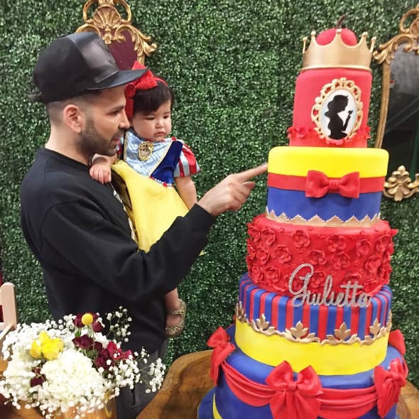 Jomai es un tío muy querido para Giulietta y a ella le encanta escuchar todo lo que tiene que decirle.