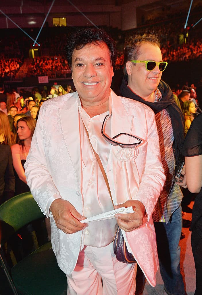 Su estilo dramático, festivo, desafiante y perturbador se mantuvo hasta sus últimos días. Así, con un traje todo blanco en seda drapeada asistiría Juan Gabriel a la alfombra roja de los Billboard Latin Music Awards. Así, con una sonrisa y el brillo a flor de piel, lo recordarán por siempre sus fans.
