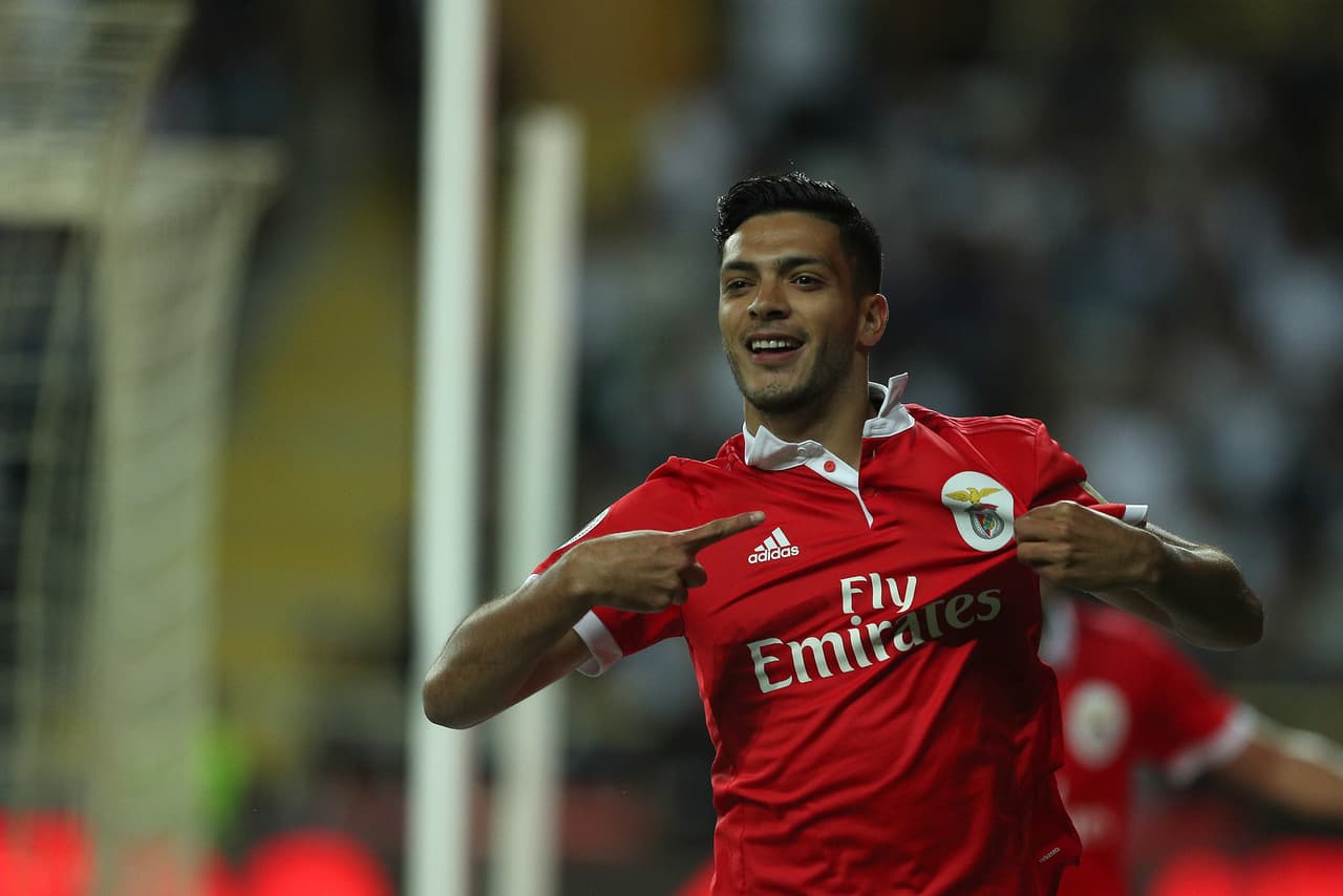 Raúl Jiménez volvió lesionado a los entrenamientos del Benfica
