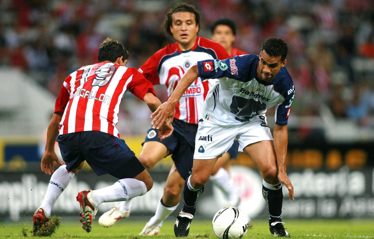 Tienen poco dinero y (a veces) lo gastan mal: el brasileño Reinaldo Da Silva pasó de noche por los Pumas de la UNAM en 2007.