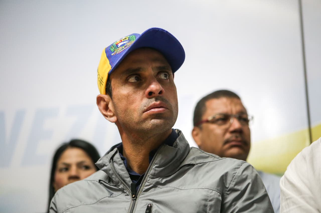Anulan el pasaporte a líder opositor venezolano Henrique Capriles y lo obligan a permanecer en el país