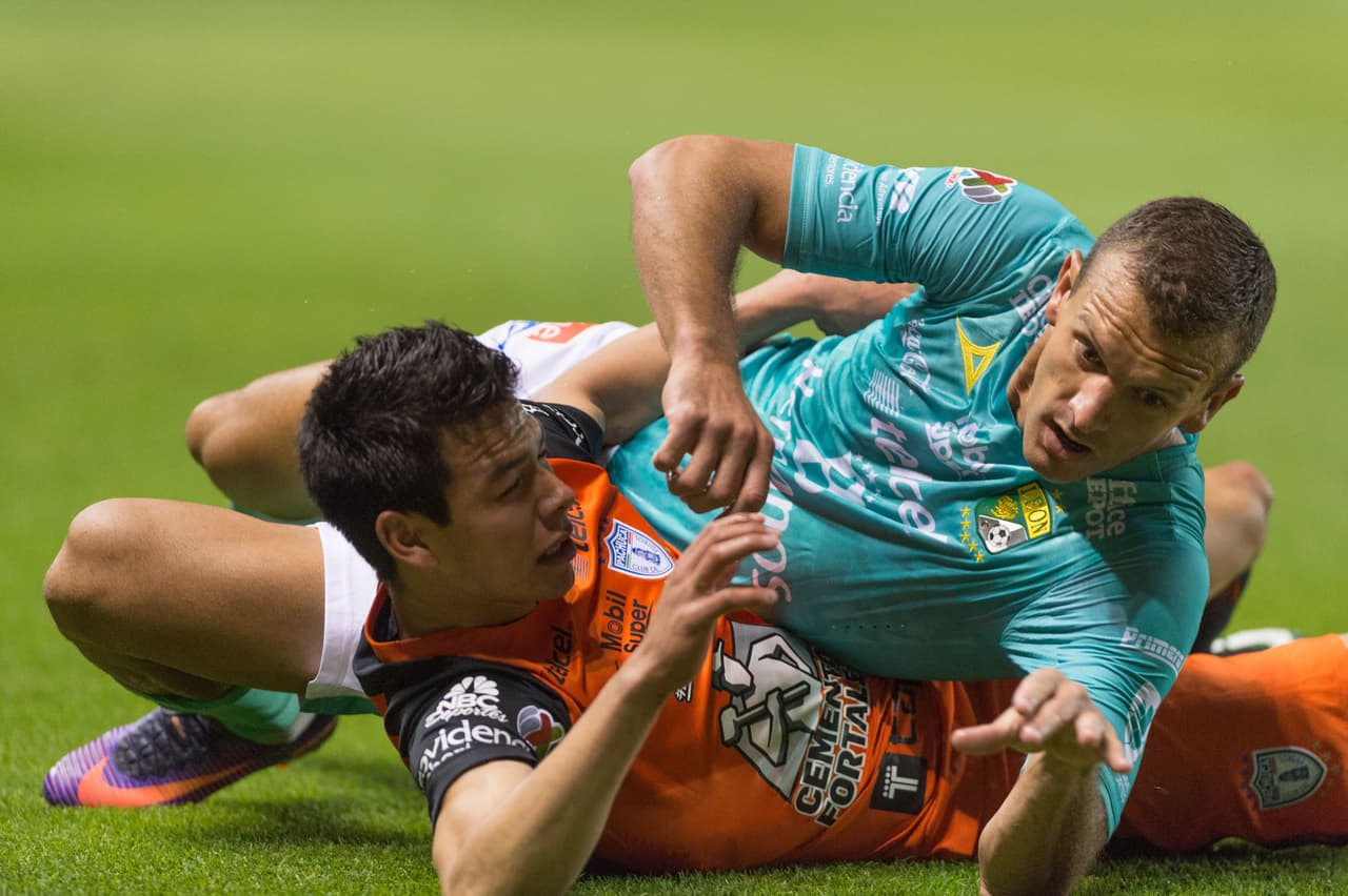 En la fecha uno del Clausura 2017, Diego Novaretti escupió a Hirving Lozano. No quedó asentado en la cédula, pero al existir una imagen televisiva, la Comisión Disciplinaria lo persiguió de oficio y castigó seis juegos al zaguero esmeralda.