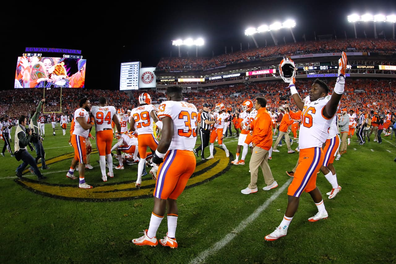 Los Clemson Tigers celebraron por todo lo alto tras ganarle 35-31 a Alabama Crimson Tide el National Championship Game de la NCAA que los acredita como campeones mundiales del fútbol americano colegial.