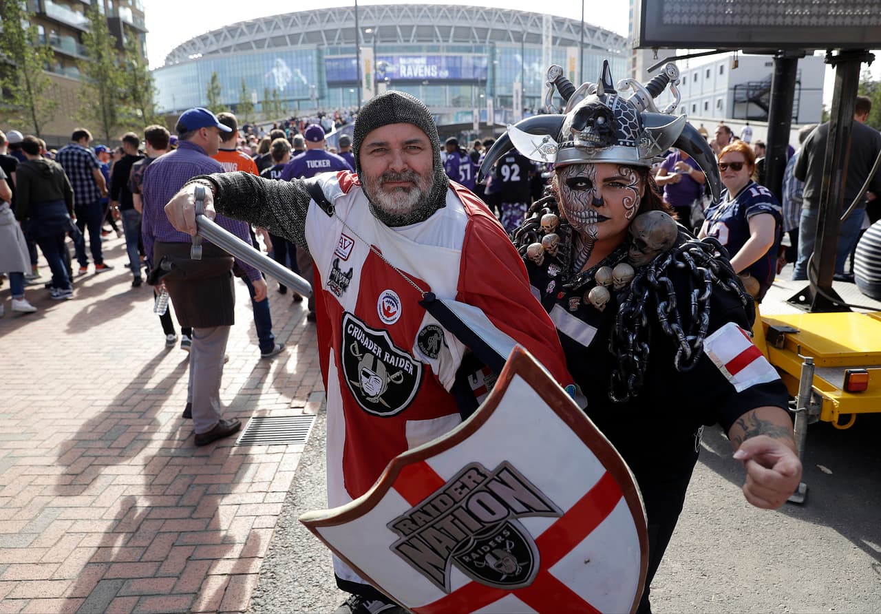 Listos para la fiesta, muchos llegaron a Wembley para ser testigos del partido y, de paso, del gesto de los jugadores en protesta a Donald Trump.