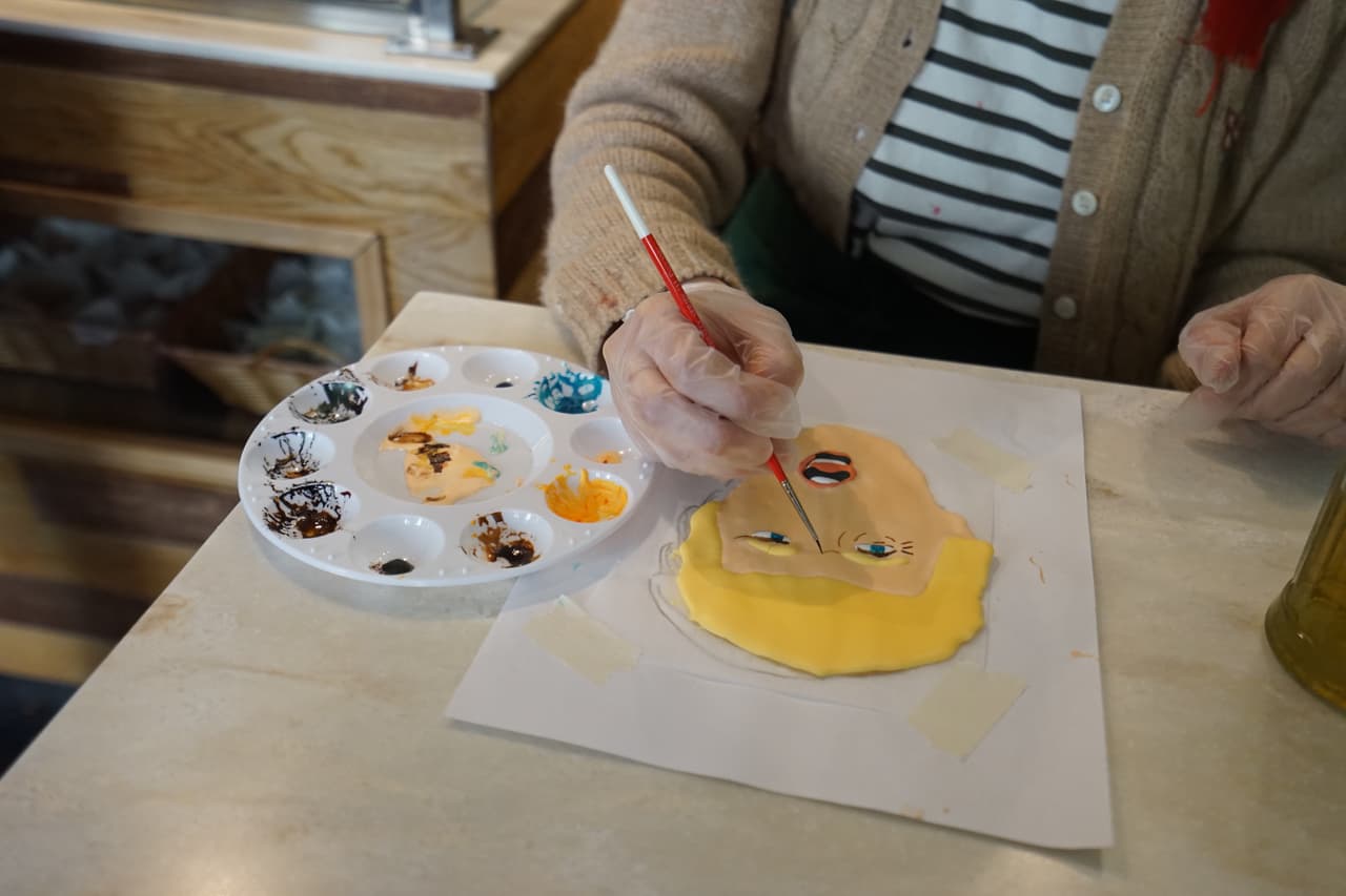 Puedes encontrar la tienda ubicada en 74 east 7th Street del West Village, Manhattan.