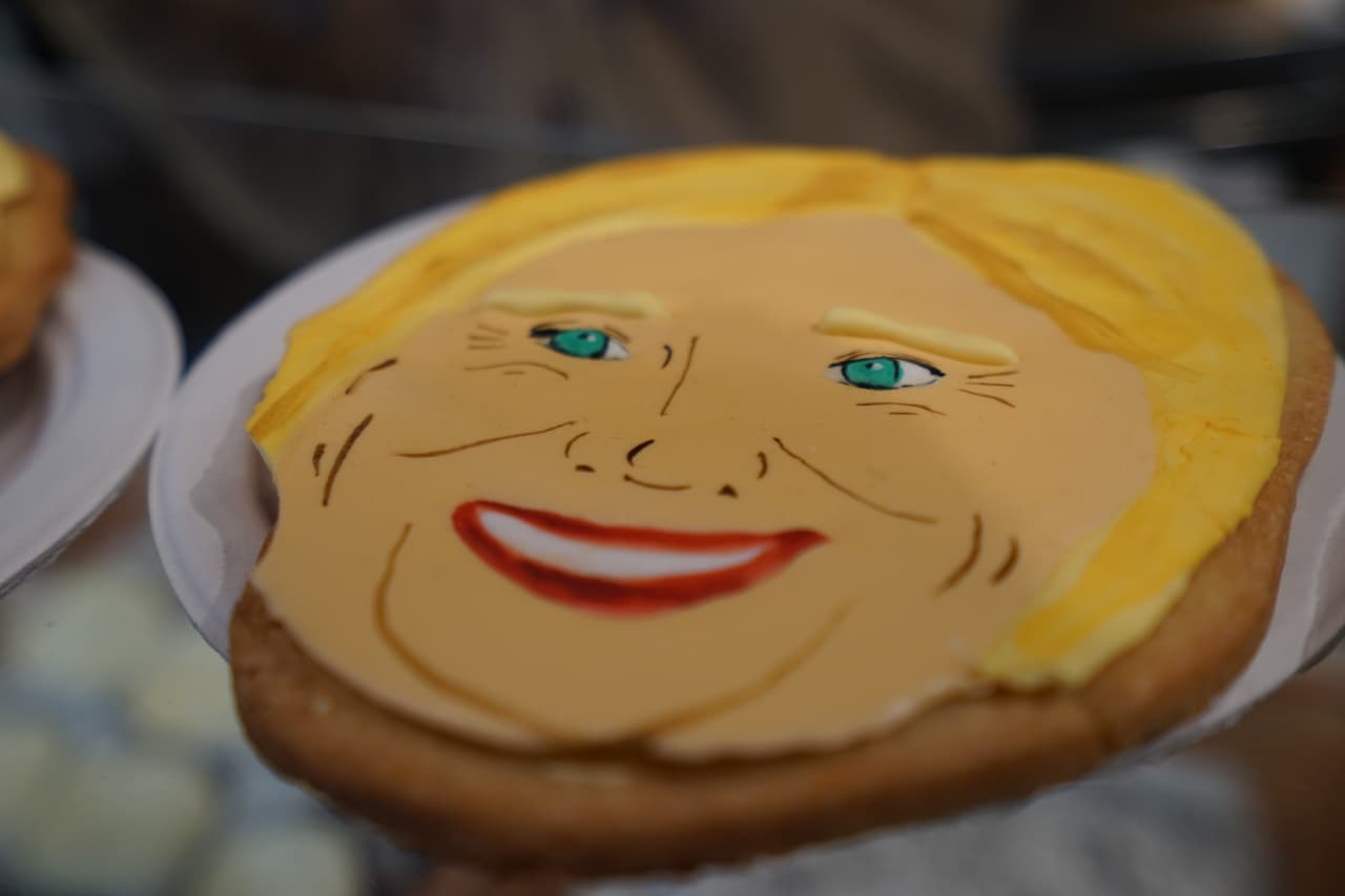 Dato curioso: el glaseado amarillo hecho para el pelo de Trump es el mismo que el de Hillary.