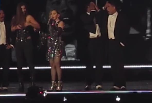 Mientras la chica se acomodaba de nuevo la prenda, y con cara de sorpresa, Madonna se disculpó con un simple: "¡Perdón! ¡Ataque sexual!", el público reaccionó sorprendido e incómodo.