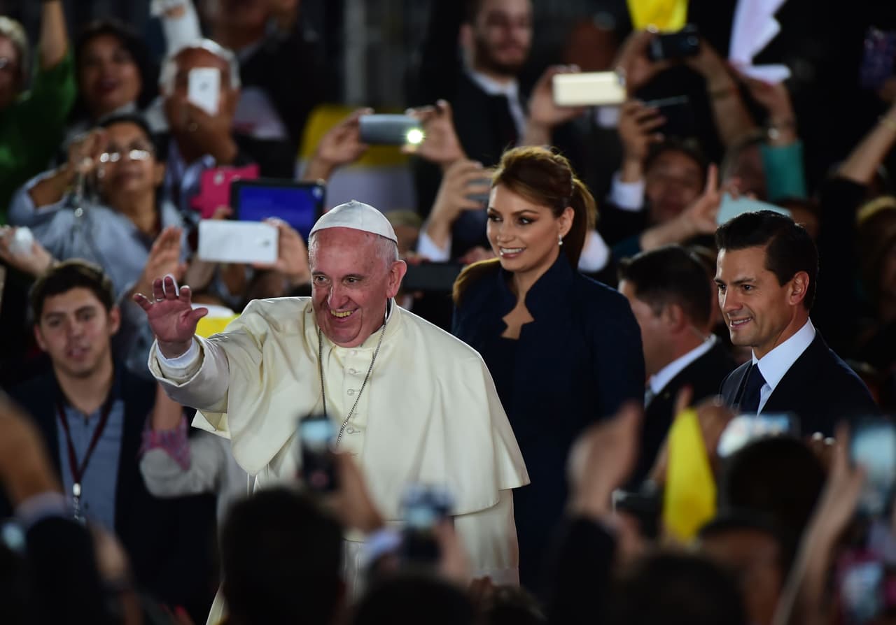 La Primera dama mexicana usó otra vez un traje azul oscuro para despedirse del Papa.