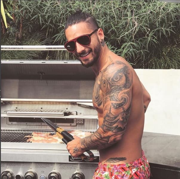 O preparando una carne asada. El cantante es objeto de halagos y piropos que le llueven por todos lados.