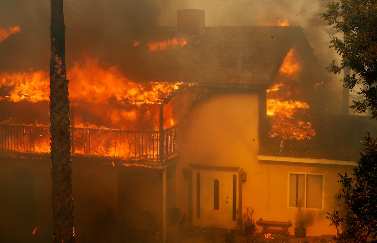 Varias propiedades han sido afectadas en Shadow Hills, Sylmar. El incendio ha quemado al menos 11,000 acres en la zona desde la madrugada del martes.