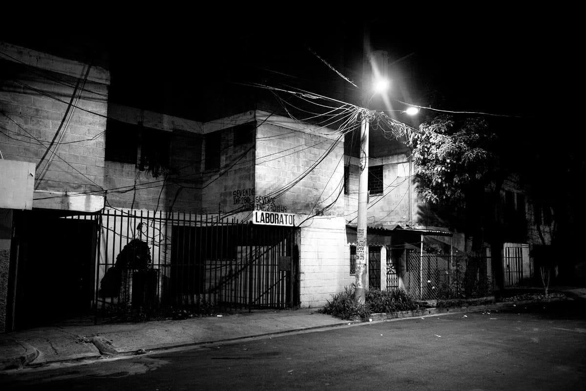 Según relatan vecinos de la zona, este edificio del barrio de San Jacinto, en San Salvador, está ocupado por pandilleros. La mayoría de los residentes han tenido que huir de la vivienda por la presencia de pandilleros en la zona, que posteriormente ocuparon las casas vacías. El Salvador es el segundo país en el mundo, después de Siria, con la mayor tasa de desplazamientos forzados internos a causa de la violencia, de acuerdo con un informe publicado por el Consejo Noruego de Refugiados y el Centro de Monitoreo de Desplazamiento Interno (NRC/IMD, por sus siglas en inglés) en 2016.