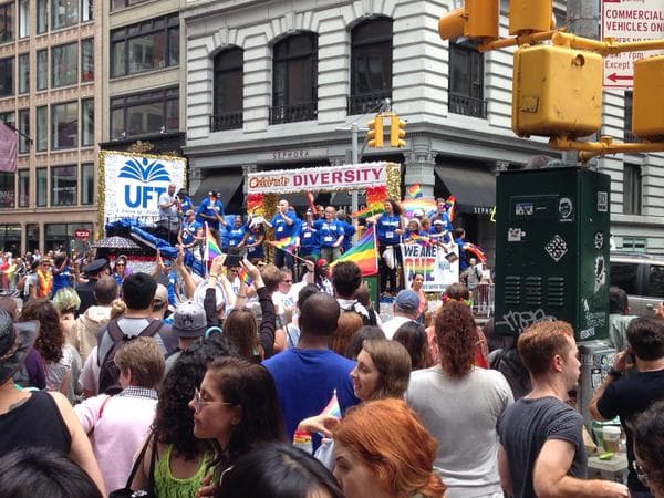 Miles marcharon por las calles de Manhattan para celebrar el Orgullo Gay.