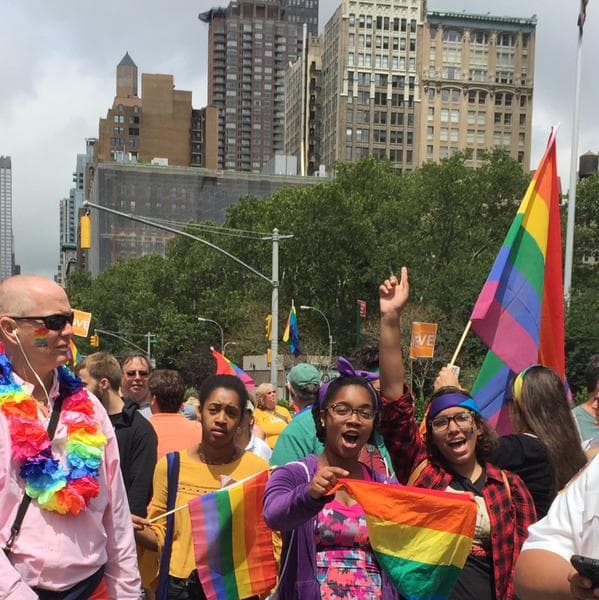 Miles marcharon por las calles de Manhattan para celebrar el Orgullo Gay.