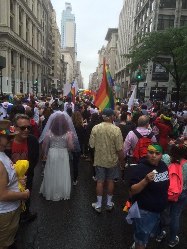 Miles marcharon por las calles de Manhattan para celebrar el Orgullo Gay.