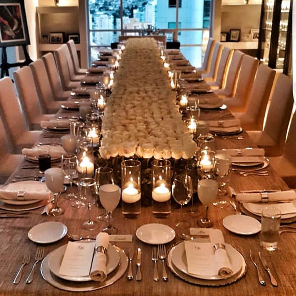 Después de una elegante y romántica velada en donde él pidió su mano oficialmente, los tortolitos no han dejado de trabajar en los detalles de su boda.